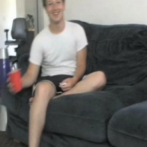 Mark Zuckerberg ofiste genellikle çıplak ayak ve elinde bira ile dolaşıyordu.
