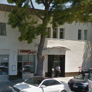 Palo Alto’daki o ofis tamamen alçakgönüllüydü. No.471’deki cam kapıyı görüyor musunuz? Bu kapı sizi mekana götüren bir merdiven serisine çıkarıyordu.