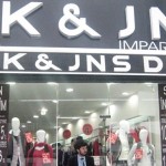 Hazırgiyim ihracatçısının finansmana erişimini sağlamak için protokol imzalandı. Bu destek, akıllara iflas erteleme isteyen Leke Jeans’i getirdi. İHKİB Başkanı Tanrıverdi, Leke Jeans’in inşaat işlerinden dolayı sıkıntı yaşadığını söyledi. Son yıllarda gayrimenkul sektöründe patlama yaşanıyor. Başta İstanbul olmak üzere konut projeleri peş peşe devreye giriyor. Ana işi inşaat olmayan ancak bu sektörde kâr olduğunu düşünen başka şirketler de gayrimenkul sektörüne giriyor. Tekstil, gıda ve otomotiv gibi sektörlerden gayrimenkule giren firmalar da projeler geliştiriyor. Ancak, sektördeki imar sorunları, vergi yükü gibi nedenlerle zor durumda kalanlar olabiliyor. Bunun son örneği Leke Jeans oldu. İstanbul Hazırgiyim ve Konfeksiyon İhracatçıları Birliği (İHKİB) Başkanı Hikmet Tanrıverdi, Leke Jeans’in hazırgiyim faaliyetlerinden dolayı iflas erteleme istemediğini, asıl problemin gayrimenkul işlerinden kaynaklandığını savundu. İHKİB, Türk Eximbank ve Kredi Garanti Fonu’nun (KGF), küresel ve bölgesel sorunlar nedeniyle yeni açılımlara yönelen hazır giyim ihracatçısını desteklemek amacıyla yaptığı işbirliği toplantısında, protokolle iflas erteleme gibi zorda olan firmalara destek olunup olunmayacağının sorulması üzerine Hikmet Tanrıverdi, “İflas erteleme isteyen Leke Jeans kendi özelinde yaptığı işten dolayı değil, gayrimenkul piyasasındaki işlerinden dolayı bu sıkıntıyı yaşadı. Hazırgiyim ihracatçısı olup da iflas erteleme alan pek yok gibi” cevabını verdi. KOBİ’lere 100 milyon TL Küçük ve orta ölçekli hazır giyim üreticilerinin ihracat potansiyeli ve performansını artırmak amacıyla finansmana erişimlerinin kolaylaştırılmasını öngören “İHKİB Eximbank KGF İş birliği Protokolü”, İHKİB Başkanı Hikmet Tanrıverdi, Türk Eximbank Genel Müdürü Hayrettin Kaplan ve KGF Genel Müdürü İsmet Gergerli’nin katılımıyla imzalandı. Protokole göre Eximbank, ihracatı geliştirmek için KOBİ niteliğindeki hazır giyim ihracatçısı işletmelere kullandırılmak üzere KGF’ye 100 milyon lira ilave kefalet limiti verecek. 200 bin ile 2 milyon dolar arasında ihracat gerçekleştiren şirketlerin kullanabileceği KGF kefalet limiti, firma başına maksimum 2 milyon lira olacak. Tanrıverdi, üretim maliyetlerindeki artışın yanı sıra komşularla yaşanan sorunlar nedeniyle de sektörün çok dikkatli olması gerektiğini vurguladı. KOBİ’lere pozitif ayrımcılık yapıyor TÜRK Eximbank Genel Müdürü Hayrettin Kaplan, KOBİ’lere pozitif ayrımcılık uyguladıklarını söyledi. Kaplan, kredi kullanan 5 bin 720 firmanın yüzde 76’sının KOBİ niteliğinde olduğunu belirterek, “Potansiyele sahip ancak kaynak yetersizliği çeken KOBİ’lerin de ihracata yönelmelerini sağlamak istiyoruz” dedi. KGF Genel Müdürü İsmet Gergerli de Eximbank’tan kredi kullanacak KOBİ’lere yüzde 100 kefil olacaklarını aktardı.