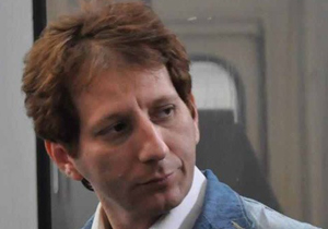 İran'da milyar dolarlık yolsuzluk suçlamasıyla yargılanan Babek Zencani'ye idam cezası verildi. Fransız haber ajansı AFP, İran'da milyar dolarlık yolsuzluk suçlamasıyla yargılanan Babek Zencani'ye idam cezası verildiğini duyurdu.