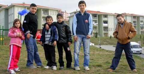 Sulukule'den tahliye edilen vatandaşlar İstanbul'un kenar ilçesi olan Arnavutköy'de TOKİ'nin yaptığı konutlara yerleştiler.