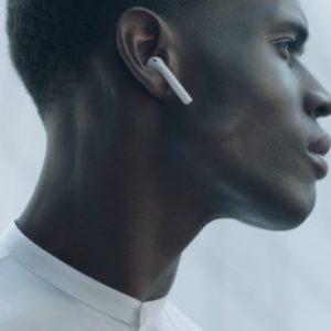 iPhone 7 lansmanında şirketin daha önce dedikodulara konu olan kablosuz kulaklığı Apple AirPod resmi olarak tanıtıldı.