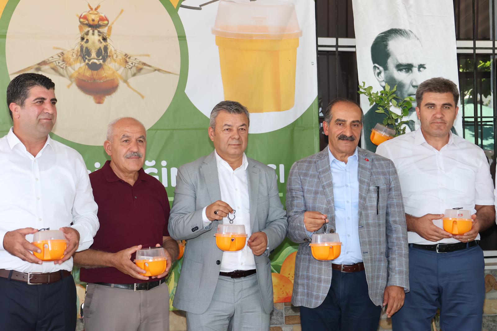 Ege Yaş Meyve Sebze İhracatçıları Birliği ve İzmir Tarım ve Orman İl Müdürlüğü işbirliğinde yürütülen ‘Akdeniz Meyve Sineğine Karşı Biyoteknik Mücadelenin Yaygınlaştırılması Projesi’ ve ‘İyi Tarım Uygulamaları Projesi’ kapsamında toplamda 8 bin Akdeniz Meyve Sineği tuzağı üreticilere dağıtıldı.