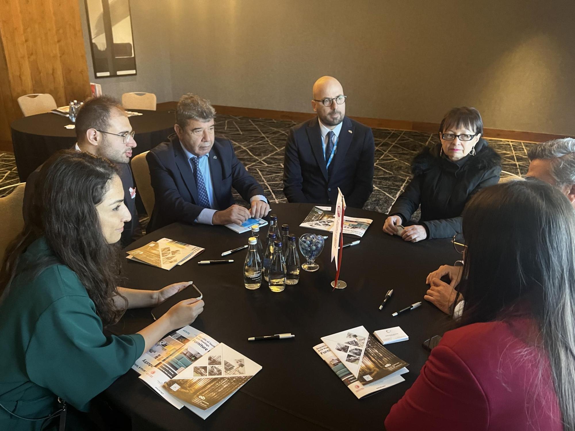 Ege Mobilya Kağıt ve Orman Ürünleri İhracatçıları Birliği Başkan Yardımcısı Hikmet Güngör, “2 Ağustos’ta şehrin en önemli mobilya merkezi olan Kramerville bölgesi ziyaret edildi. 3 Ağustos’ta 18 Mobilya ihracatçısı firmamızdan 27 temsilcinin katılımı ile b2b toplantıları düzenlendi. Toplam 30 adet Güney Afrikalı Mobilya firması ile 150’ye yakın görüşme yapıldı. Yapılan bu görüşmelerden ihracatçı firmalarımız oldukça memnun kalmış, potansiyel firmalarla görüşmeler yapmıştır. 4 Ağustos günü Güney Afrika’nın en önemli mobilya fuarı Decorex Ziyaret edildi. Aynı zamanda 3 Ağustos günü toplantı gerçekleştirilemeyen firmalar ile kendi ofislerine ve showroomlarına gidilerek görüşmeler yapıldı. Bazı firmalarımız 3 Ağustos günü görüştükleri firmalara ziyaret gerçekleştirdiler.” dedi.