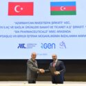 GEN, AIC ve ilaç şirketi SIA Pharmaceutical LLC ile birlikte, Azerbaycan’ın ilk ilaç üretim tesisinin kurulması için hissedarlık sözleşmesi imzaladı. Bakü’de imzalanan hissedarlık sözleşmesi uyarınca GEN‘in %66, AIC’nin %29, SIA Pharmaceutical LLC’nin ise %5 oranında hissedar olduğu Gen Pharma Caucaus Manufacturing Operations Ltd. kurulması konusunda taraflar anlaşmaya vardı. Bu önemli anlaşma ile Azerbaycan tarafından tahsis edilen Pirallahi Industrial Zone içerisideki 52.000 m²’lik alana bir ilaç üretim tesisi kurulacak. Böylece, şimdiye kadar tamamen ithalata dayalı olan 900 milyon dolarlık Azerbaycan ilaç pazarındaki ilk yerli üretim tesisi hayata geçirilmiş olacak. Bu büyük ölçekli üretim tesisinin Azerbaycan’ın ilaç alanındaki teknolojik gelişimine katkı sağlaması ve ülke için önemli bir istihdam alanı yaratması beklenirken, ilerleyen süreçlerde komşu ülkelere ilaç ihracatına da imkân sağlaması planlanıyor.