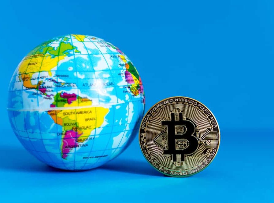 Dün akşam saatlerinde yapılan açıklamada SEC, Hashdex’in mevcut Bitcoin vadeli ETF’ini spot Bitcoin ETF’ine dönüştürme başvurusuna yönelik kararını önümüzdeki yıla ertelediğini duyurdu. Bir diğer kararda ise Grayscale’nin Ethereum vadeli ETF’ini de aynı şekilde önümüzdeki yıla ertelendiği bilgisi paylaşıldı. Kararlar ise piyasaya olumsuz etki etmedi. Genel olarak bu konuyla ilgili dikkatler BlackRock gibi dev yatırım şirketlerinin de dahil olduğu spot Bitcoin ETF başvurularına çevrilmiş durumda. Son zamanlarda önünde sonunda SEC’in bu kararı onaylayacağına yönelik bir görüş birliği oluşmuş durumda ve ek olarak Bloomberg analistleri de 2024’ün ilk çeyreğinde bunun onaylanacağı konusunda oldukça iyimser beklentilere sahipler.