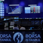 En çok şikayet ağustosta Şikayetvar’ın açıkladığı verilere göre, 2022’nin ilk 8 ayı ile 2023’ün aynı dönemi kıyaslandığında borsa aracı yatırım şirketleriyle ilgili şikayetler yüzde 775 arttı. Temmuzda 271 olan şikayet sayısı yüzde 472 artarak ağustos ayında bin 553’e ulaştı. En çok şikayet yatırım ve transfer ücretlerine! Yatırım ve transfer işlemlerinde karşılaşılan sorunlar en çok şikayet edilen konular olarak öne çıkarken borsa aracı yatırım şirketlerinde hesap açma ve kapama bir diğer çözüm bekleyen konu oldu. Borsa aracı yatırım şirketleriyle ilgili öne çıkan diğer şikayet konularıysa şöyle sıralandı: Yanlış-Eksik bilgilendirme, komisyon ücretleri ve maliyet hesapları…