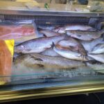Singapur’da 11-13 Eylül 2023 tarihlerinde gerçekleşen Seafood Expo Asia Fuarına katılarak levrek-çipura, Türk somonu, kaya levreği, füme alabalık, süt ürünleri ve sektörün iştigal sahasındaki diğer ürünlerin ihracatını artırmak için tanıtım yaptıklarını anlatan Türkiye Su Ürünleri ve Hayvansal Mamuller İhracatçı Birlikleri Sektör Kurulu Başkanı Sinan Kızıltan, Singapur’un, büyük çoğunluğu Çin’den olmak üzere yıllık 1,3 milyar dolarlık su ürünleri ithal ettiğini bu ithalattan Türkiye olarak 50 milyon dolarlık pay almayı amaçladıklarını, Singapur’da dünyanın dört bir tarafından gelen ithalatçılara Türk su ürünleri ve hayvansal mamullerini tanıtma, ürünlerle ilgili bilgi verme fırsatı bulduklarını dile getirdi.