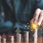 Buna göre 6 Ekim itibarıyla KKM hesaplarında haftalık bazda 74.56 milyar liralık rekor bir düşüş görüldü. 6 Ekim haftasında kur korumalı mevduat hesaplarının toplam büyüklüğü 3,23 trilyon TL'ye gerilerken, dolar bazında ise 121 milyar dolardan 117,7 milyar dolara düşüş gerçekleşti. KKM bakiyesindeki haftalık düşüşe ilişkin değerlendirmelerde bulunan Enuygun Finans Kıdemli Finans Ürünleri Müdürü Esin Abacı “Faiz oranı artışının devam edeceğini, yatırımcıların TL mevduat hesaplarına ilgisinin artacağını düşünüyorum” dedi.