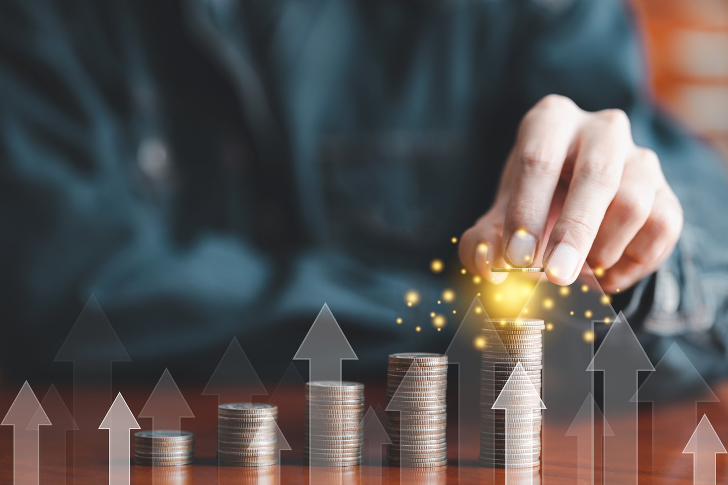 Buna göre 6 Ekim itibarıyla KKM hesaplarında haftalık bazda 74.56 milyar liralık rekor bir düşüş görüldü. 6 Ekim haftasında kur korumalı mevduat hesaplarının toplam büyüklüğü 3,23 trilyon TL'ye gerilerken, dolar bazında ise 121 milyar dolardan 117,7 milyar dolara düşüş gerçekleşti. KKM bakiyesindeki haftalık düşüşe ilişkin değerlendirmelerde bulunan Enuygun Finans Kıdemli Finans Ürünleri Müdürü Esin Abacı “Faiz oranı artışının devam edeceğini, yatırımcıların TL mevduat hesaplarına ilgisinin artacağını düşünüyorum” dedi.