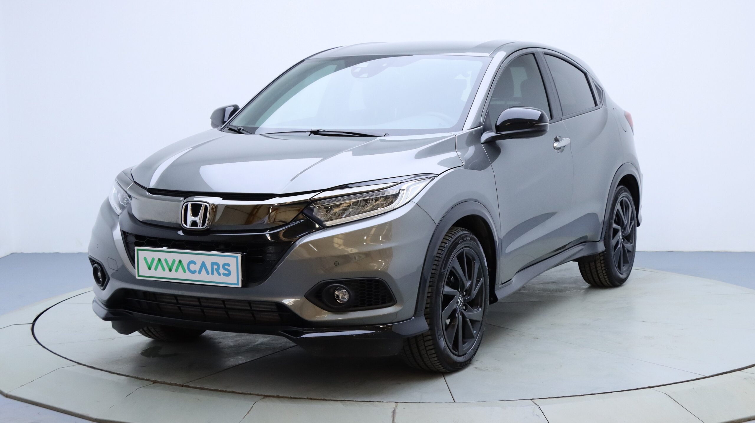 VavaCars’ın Türkiye’nin en gelişmiş fiyatlandırma ve satış algoritmalarından birine dayandırarak geliştirdiği kendi verileriyle kamuya açık verileri birleştirip analizini yaparak ikinci kez yayınladığı fiyat endeksine göre, ikinci el araç fiyatları eylül ayında bir önceki aya göre ortalama yüzde 8 geriledi. Online ilan sitelerindeki yüksek fiyatlara rağmen ortaya çıkan düşüş, gerçek piyasalarda derinden hissedildi. Endeks sonuçlarını değerlendiren VavaCars Perakende Grup Başkanı Serdıl Gözelekli, düşen fiyatlarla birlikte ikinci el araç alımının avantajlı hale geldiğine dikkat çekti.