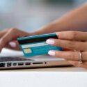 Türkiye’de de Efsane, Muhteşem veya Harika Cuma gibi başlıklarla sunulan fırsatlardan ne yazık ki siber suçlular da yararlanmaya çalışıyor. Siber suçlular, online alışveriş yapanların kimlik veya kredi kartı bilgilerine ulaşarak, gelir elde etmeye çalışıyor.