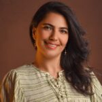 Geçtiğimiz günlerde evimde iki günlük bir internet bağlantı problemi yaşadım, tüm işlerini online olarak yürüten biri olarak sürecin benim için ne kadar zor olduğunu tahmin edebilirsiniz. Birçok defa yaptığım aramalardan da istediğim sonucu alamayınca, son bir defa daha şansımı denemek için yaptığım aramada, oldukça pozitif bir yaklaşım sergileyen müşteri hizmetleri yetkilisi ile karşılaştım. Tüm gerginliğimle, defalarca arama yaptığımı ama internet ile ilgili sorunun ne zaman giderileceğini öğrenemediğimi söyledim. Telefondaki ses, samimiyeti ile kendisinin de evden çalıştığını benzer bir durum yaşadığını ve ne kadar zorlandığını bana anlattı , işte tam o anda benimle empati yapabilmişti, benim de istediğim aslında buydu. İnternetin ne zaman aktif olacağından ziyade, içinde yaşadığım zor anı benimle paylaşacak biri! Beni anlayan ve en önemlisi , dinleyerek sorunuma çözüm bulan birinin olması, yaşadığım tüm gerginliği bir anda bitirdi.