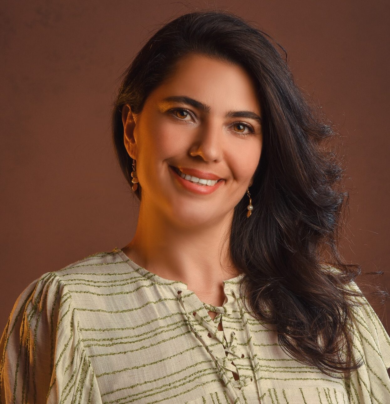 Geçtiğimiz günlerde evimde iki günlük bir internet bağlantı problemi yaşadım, tüm işlerini online olarak yürüten biri olarak sürecin benim için ne kadar zor olduğunu tahmin edebilirsiniz. Birçok defa yaptığım aramalardan da istediğim sonucu alamayınca, son bir defa daha şansımı denemek için yaptığım aramada, oldukça pozitif bir yaklaşım sergileyen müşteri hizmetleri yetkilisi ile karşılaştım. Tüm gerginliğimle, defalarca arama yaptığımı ama internet ile ilgili sorunun ne zaman giderileceğini öğrenemediğimi söyledim. Telefondaki ses, samimiyeti ile kendisinin de evden çalıştığını benzer bir durum yaşadığını ve ne kadar zorlandığını bana anlattı , işte tam o anda benimle empati yapabilmişti, benim de istediğim aslında buydu. İnternetin ne zaman aktif olacağından ziyade, içinde yaşadığım zor anı benimle paylaşacak biri! Beni anlayan ve en önemlisi , dinleyerek sorunuma çözüm bulan birinin olması, yaşadığım tüm gerginliği bir anda bitirdi.