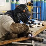 “KOBİ'ler toplam girişim sayısının %99,7'sini oluşturuyor. Buna karşılık; istihdamın %70,6'sını, personel maliyetinin %47,5'ini, cironun %42,5'ini, üretim değerinin sadece %36,3'ünü, katma değerin ise %36,4'ünü oluşturuyor. Bu rakamlarda izaha muhtaç bir durum var. Büyüme imkanı kalmamış küçük işletmelerin sahibi olacağımıza, orta ve büyük ölçekli firmaların ortağı olalım.” EGEPLASDER Başkanı Şener Gençer, Türkiye’nin artık KOBİ’lerle katma değersiz mal üreterek, Ar-Ge yapmadan büyüme imkânsız olduğunu, Türk ekonomisinde büyüme devrimi yapma öncede, sanayinin ölçek yapısında bir devrim yapması gerektiğine işaret etti.