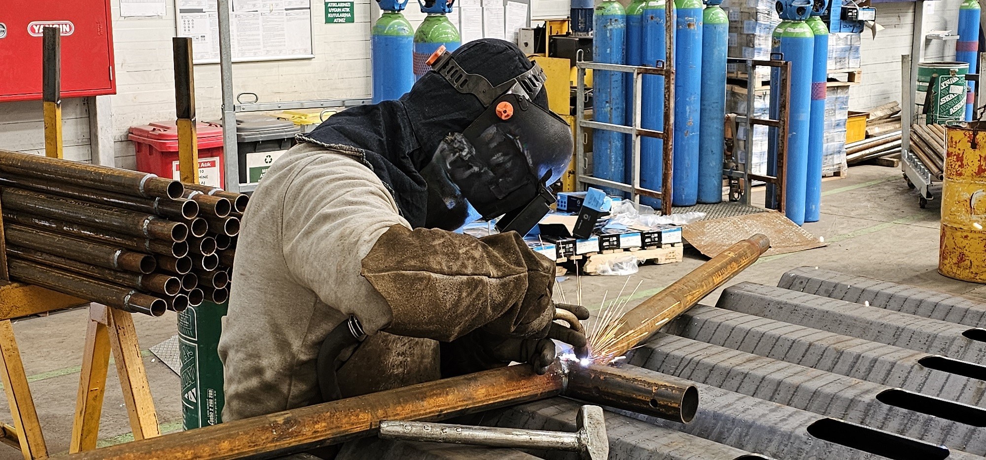 “KOBİ'ler toplam girişim sayısının %99,7'sini oluşturuyor. Buna karşılık; istihdamın %70,6'sını, personel maliyetinin %47,5'ini, cironun %42,5'ini, üretim değerinin sadece %36,3'ünü, katma değerin ise %36,4'ünü oluşturuyor. Bu rakamlarda izaha muhtaç bir durum var. Büyüme imkanı kalmamış küçük işletmelerin sahibi olacağımıza, orta ve büyük ölçekli firmaların ortağı olalım.” EGEPLASDER Başkanı Şener Gençer, Türkiye’nin artık KOBİ’lerle katma değersiz mal üreterek, Ar-Ge yapmadan büyüme imkânsız olduğunu, Türk ekonomisinde büyüme devrimi yapma öncede, sanayinin ölçek yapısında bir devrim yapması gerektiğine işaret etti.