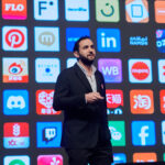 Türkiye’nin ve dünyanın önde gelen markalarının omni-channel operasyonlarını yapmalarını sağlayan dijital ticaret platformu Akinon, Perakende Günleri kapsamında e-ticaretin bugününü, geleceğini ve trendlerini sektör profesyonelleri ve paydaşları ile paylaştı. Etkinliğin açılış konuşmasını gerçekleştiren Akinon Kurucu Ortağı ve CSO’su Çağrı Orçan; sözlerine post pandemi olarak adlandırılan 2022 yılının, önceki yılara oranda negatif büyüme gösterdiğini ancak bu durumun 2023’te pozitif yöne geçtiğini söyleyerek başladı. Türkiye’de e-ticaret sektörünün geçtiğimiz sene yüzde 13.6 oranında büyüme gösterdiğini ve globalde 4. Sırada yer aldığını belirten Orçan, Hindistan’ın ise yüzde 14.1 artış oranı ile en fazla büyüyen ülke olduğunu ve 2024’te aynı büyüme trendinin sürmesini beklediklerini dile getirdi.