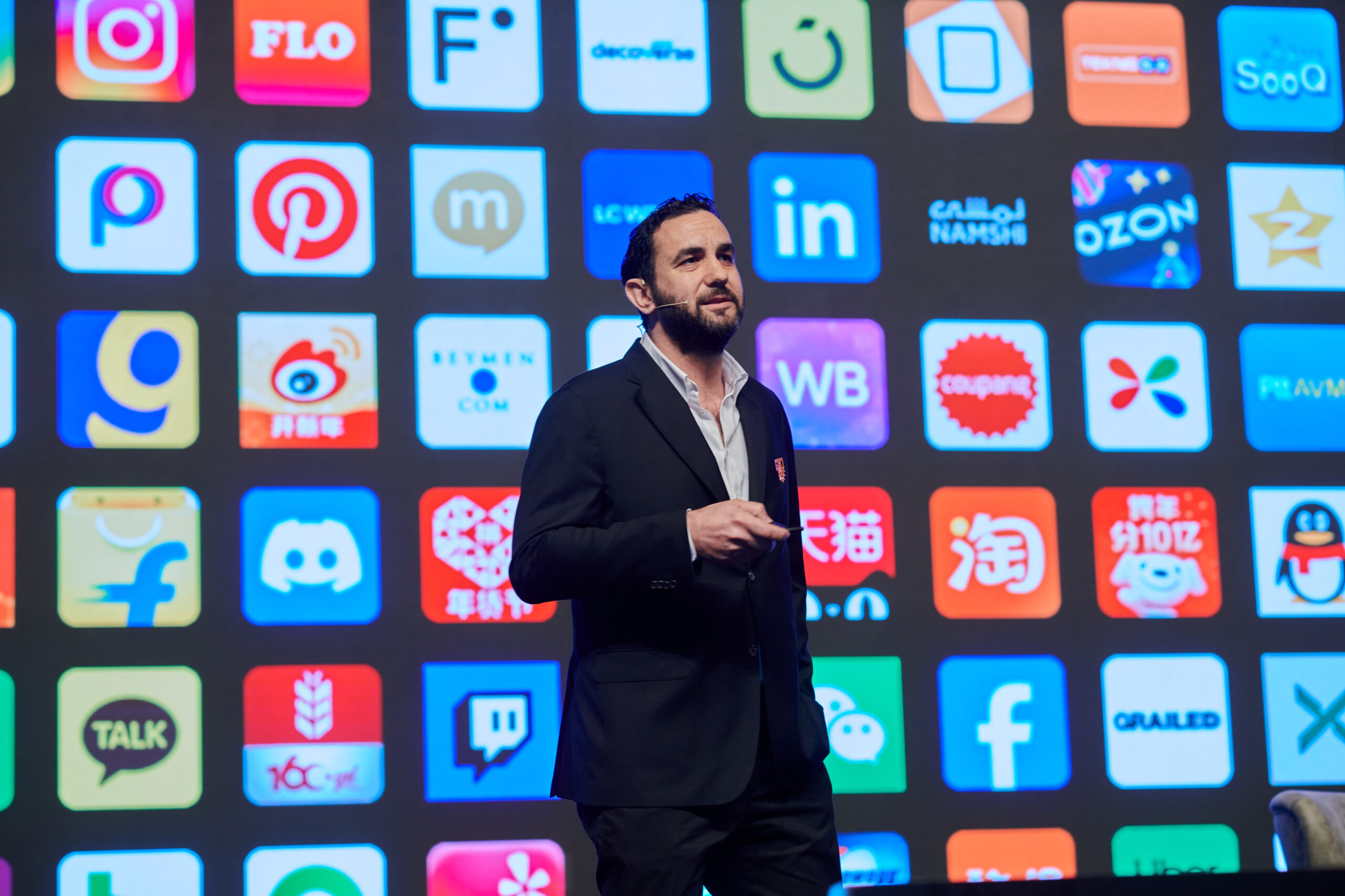 Türkiye’nin ve dünyanın önde gelen markalarının omni-channel operasyonlarını yapmalarını sağlayan dijital ticaret platformu Akinon, Perakende Günleri kapsamında e-ticaretin bugününü, geleceğini ve trendlerini sektör profesyonelleri ve paydaşları ile paylaştı. Etkinliğin açılış konuşmasını gerçekleştiren Akinon Kurucu Ortağı ve CSO’su Çağrı Orçan; sözlerine post pandemi olarak adlandırılan 2022 yılının, önceki yılara oranda negatif büyüme gösterdiğini ancak bu durumun 2023’te pozitif yöne geçtiğini söyleyerek başladı. Türkiye’de e-ticaret sektörünün geçtiğimiz sene yüzde 13.6 oranında büyüme gösterdiğini ve globalde 4. Sırada yer aldığını belirten Orçan, Hindistan’ın ise yüzde 14.1 artış oranı ile en fazla büyüyen ülke olduğunu ve 2024’te aynı büyüme trendinin sürmesini beklediklerini dile getirdi.