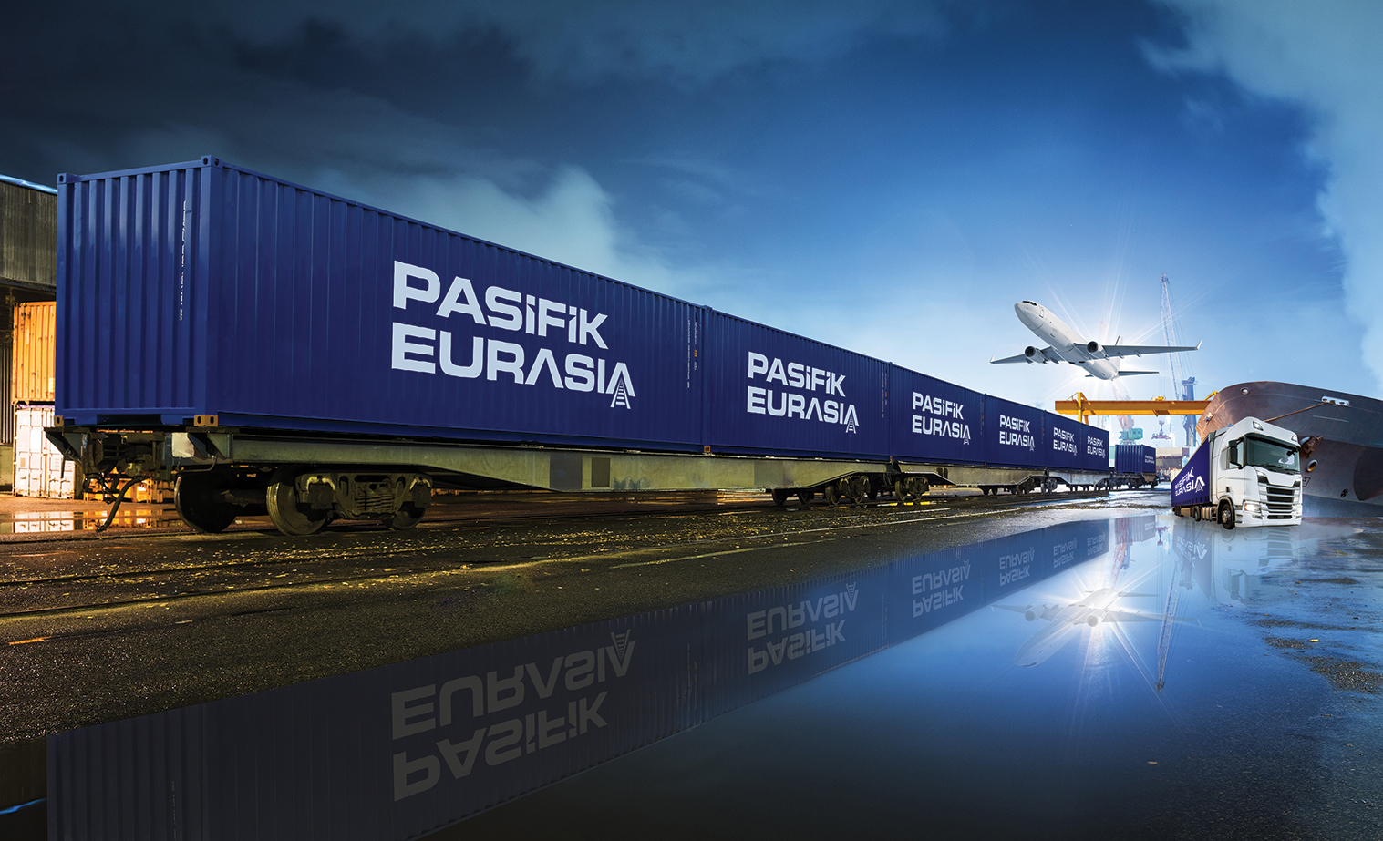 ‘Yeşil lojistik faaliyetlerimizi artırmayı hedefliyoruz’ Pasifik Eurasia’nın büyük bir oranda demiryolu konteyner taşımacılığı yaptığını ve taşımalarında karayolunu sadece kısa mesafe ara nakliyelerde kullandığını hatırlatan Mehmet Altınsoy, ‘çevreci-sürdürülebilir’ taşımacılık için Ocak 2024’te Yeşil Lojistik belgesi aldıklarını söyledi. Başta BTK hattı olmak üzere Avrupa hattında da intermodal taşımacılık kapsamında kombine taşımacılık yaptıklarının altını çizen Mehmet Altınsoy, ‘Kombine taşımacılık faaliyetlerine bundan böyle demiryolu-denizyolu kombinasyonuyla proje yükleriyle de devam edeceğiz. Taşımalarda karayolunu minimum seviyede tutarak karbon ayak izini en aza indirmeyi ve yeşil lojistik faaliyetlerini artırmayı hedefliyoruz” dedi. Pasifik Eurasia’nın 2019’dan bugüne BTK hattında toplam 65 bin TEU (1 milyon 468 bin ton), Avrupa hattında ise 150 bin TEU (2 milyon ton) ihracat ve ithalat taşıması gerçekleştirdiğini hatırlatan Mehmet Altınsoy sözlerini şöyle sürdürdü: