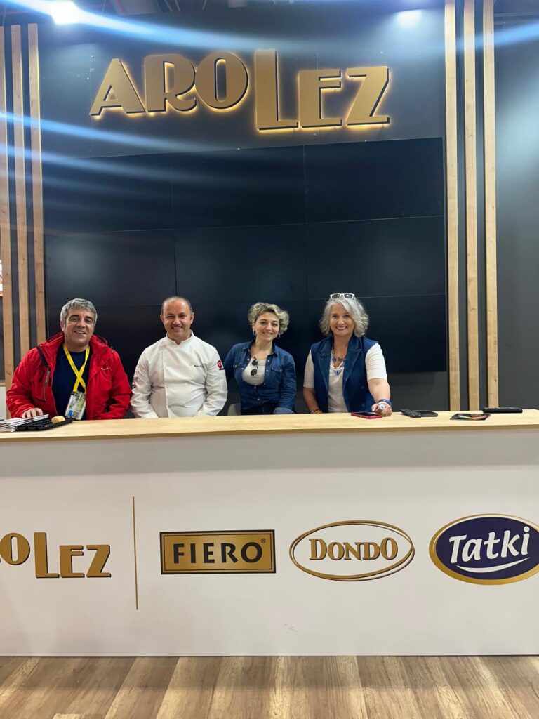 Fuarı ziyaret eden UIBC (Internatıonal Unıon of Bakers and Confectıoners) Uluslararası Fırıncılar ve Şekerlemeciler Birliği Başkanı Dominique Anract: Fransa’da fırıncılık sektöründe 30 bin kişi çalışıyor. Sektörde 4 büyük problem var: Fiyatlandırma problemi ve enerji krizi başı çekiyor. Fransa’da enerji krizi yaşadık, Arjantin de yaşıyor şuan. Hammadde, enerji, iş gücü ve büyük endüstri ile küçük üretici arasındaki rekabet. Küçük üretici daha özel ve yüksek fiyatlı ürünler sunuyor, büyük endüstriyel üreticiler ise daha uygun ve daha fazla ürün sunuyor. Dolayısıyla ikisi arasında fiyat farkı oluşuyor bu da rekabet sorununu doğuruyor. Dünya üzerinde büyük ekmek zincirlerinden ziyade bireysel zanaatkâr mirasını önemsiyoruz ve bu ardından, insan sağlığı sorununa da eğilmemizi sağlıyor. Uluslararası ziyaretlerimde dahi IBAKTECH’i duyuyordum ve çok da merak ediyordum. Bugün burada olmaktan fuarı bizzat ziyaret etmekten dolayı çok mutluyum. Türkiye Fırıncılar Federasyonu Başkanı ile de tanıştım. Türkiye’de ekmek çok önemli çok geleneksel bir ürün. Türkiye ile ekmeğin yapılışı ile ilgili olarak birbirimizden öğreneceğimiz çok şey var. Bizler Fransa’da bageti ve yapılışını UNESCO’ya miras olarak kaydettirdik. İnanıyorum ki Türkiye’de de bu mirasa kaydettirilecek pek çok ürün mevcut. Hedef çalışma tekniklerini modernleştirmek ancak tarifleri geleneksel tutmak” açıklamasında bulundu.