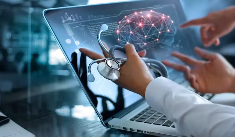 Anket katılımcılarına "Dijital sağlık denince akla gelen ilk 3 kavram nedir?" sorusuna, yüzde 22 ile en çok ‘yapay zeka’ yanıtı verildi. Bunu yüzde 13 ile ‘hasta takibi’ ve yüzde 12 ile ‘uzaktan muayene’ kavramları izledi.