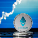Bloomberg Intelligence analistlerine göre, Ocak 2023'te onaylanan ABD spot Bitcoin ETF’leri, bugüne dek 12,4 milyar dolar pozitif net giriş gördü. Yaklaşık üç ay sonra Hong Kong’dan gelen olumlu haber de spot ETF’lerin kriptodaki etkilerine yönelik beklentileri artırdı. “Tahminler, Hong Kong’da onay alan ve 30 Nisan’da işlem görmeye başlayan hem Bitcoin hem de Ethereum tabanlı spot ETF’lerin bir yılda 1 milyar dolarlık net giriş göreceğine işaret ediyor” diyen Kafkas Sönmez,