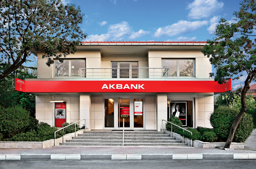 Akbank'ın kökenleri, Türkiye'nin ekonomik dönüşümü ve kalkınması döneminde atılmıştır. 1948 yılında kurulan Akbank, Türkiye'deki ekonomik büyümenin ve sanayileşmenin ivme kazandığı bir zamanda faaliyete geçmiştir.
