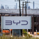 Çinli elektrikli araç devi BYD'nin Brezilya'daki yeni fabrikasında çalışan işçilerin insanlık dışı koşullarda çalıştırıldığı ortaya çıktı. Brezilya Kamu Çalışma Bakanlığı'nın yaptığı incelemede, işçilerin kölelik benzeri koşullarda yaşadığı ve çalıştırıldığı tespit edildi.
