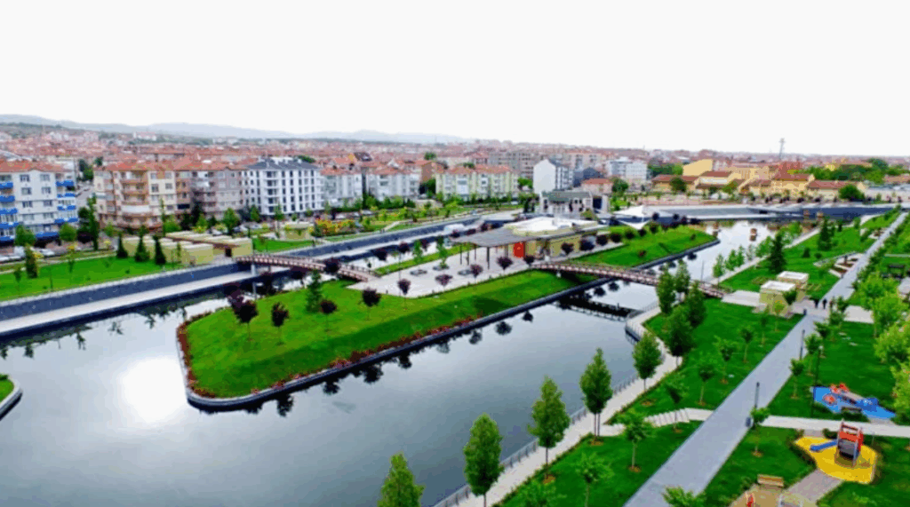 Kırşehir'deki altın madeni projesi, 1971'de imzalanan ve Türkiye'nin de 1994'te Tansu Çiller başbakanlığında dahil olduğu Ramsar Sözleşmesi'ne aykırı. Bu sözleşmeyle Seyfe Gölü ve ovası, “Kesin olarak korunup, doğasına zarar verilmeyeceği” taahhüdüyle uluslararası koruma altına alınmıştı. Ne yazık ki, bugün bu anlaşmanın hükümleri maden şirketleri tarafından hiçe sayılmakta.