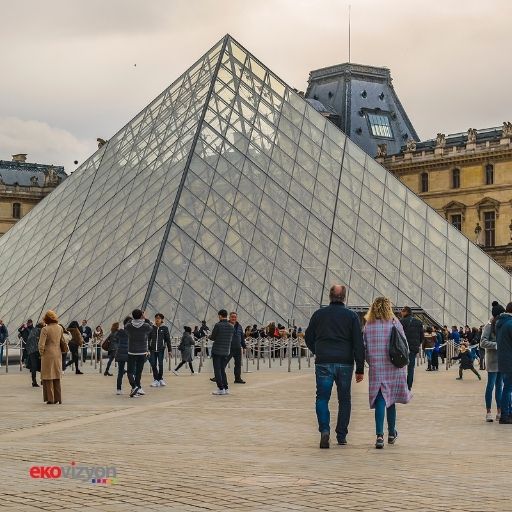 Louvre Müzesinde büyük soygun!