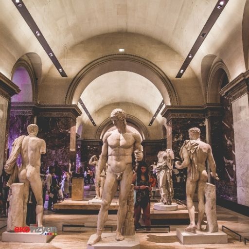Dünyanın en ünlü müzelerinden Louvre, bu sabah tarihe geçecek bir soyguna sahne oldu. Fransız İmparatoru Napolyon Bonapart’a ait olduğu belirtilen mücevher koleksiyonunun bir bölümü, kimliği henüz belirlenemeyen hırsızlar tarafından çalındı.