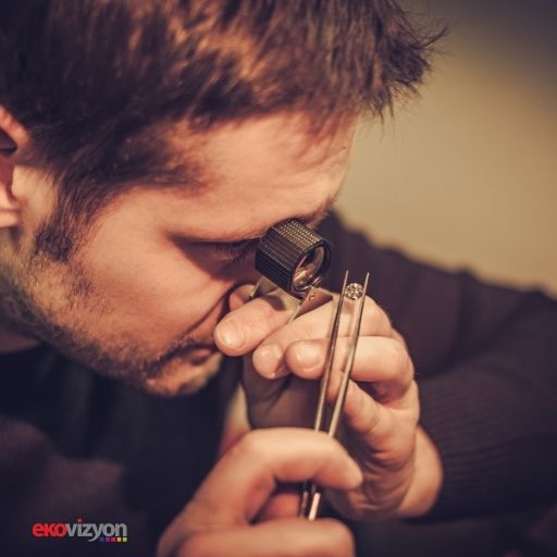 Kapalıçarşı esnafı ve yurt genelindeki kuyumcular, fiyat oluşumundaki bu bozulmanın hem tüketici davranışlarını hem de piyasa güvenini zedeleyebileceği uyarısında bulunuyor. Piyasa kaynakları, TCMB’nin geçmişte olduğu gibi arz-talep dengesini yeniden tesis edecek tamamlayıcı düzenlemeler üzerinde çalışabileceğini değerlendiriyor.