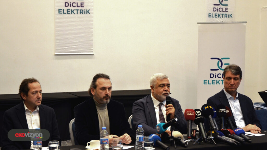 Dicle Elektrik Diyarbakır İl Müdürü Uğur Yaka ise il özelindeki çalışmalara ve verilere ilişkin açıklamalarda bulundu. Yaka yaptığı konuşmada, “Diyarbakır genelinde 2025 yılı verilerine göre toplam 605 bin abonemiz bulunuyor ve kayıp-kaçak oranımız yüzde 33,3 seviyesinde. Ancak bu oranın kırılımına baktığımızda, kent ve ilçe merkezinde yüzde 16,7 olan oranın kırsalda yüzde 58’e çıktığını görüyoruz. Daha çarpıcı bir veri ise, sadece kırsal yerleşim alanlarında bulunan 100 bin hanenin kaçak kullanımının ülke ekonomine yükü yıllık 5 milyar TL. Bu durum, kırsal ve tarımsal alanlardaki altyapı ve kayıp kaçakla mücadelenin ne kadar kritik olduğunu gözler önüne seriyor” ifadelerini kullandı.