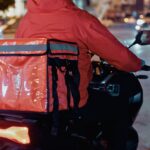 Gündüz beyaz yakalı, gece moto kurye