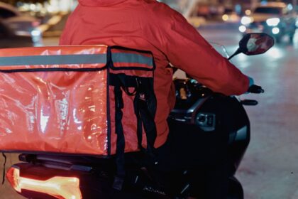 Gündüz beyaz yakalı, gece moto kurye