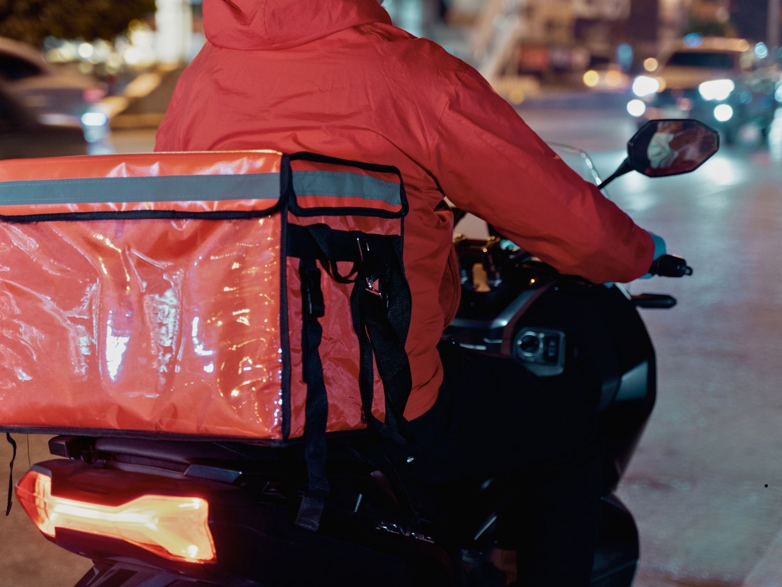Gündüz beyaz yakalı, gece moto kurye