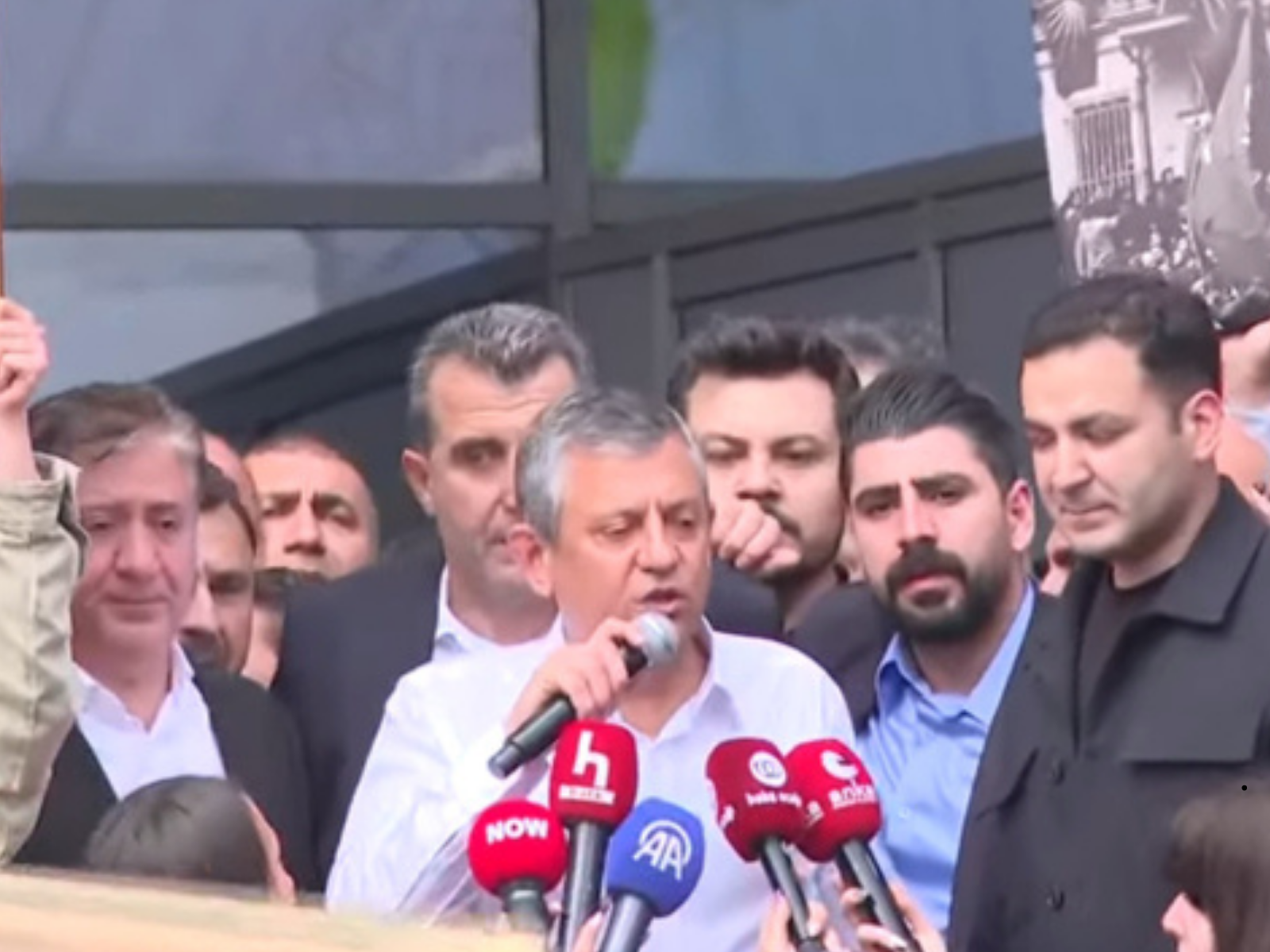 Özgür Özel CHP Genel Merkezi'ni terk etti