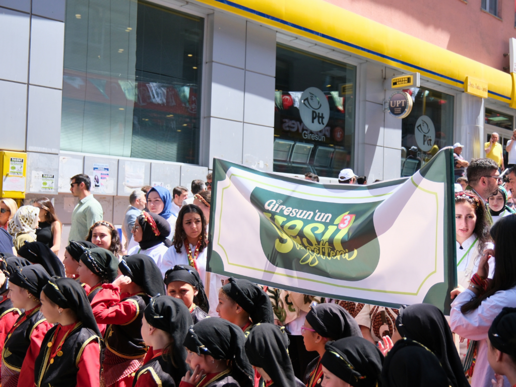 Karadeniz’in yeşiliyle yoğrulan bu kadim şehir, dördüncü kez kurulacak festival sofralarında yalnızca yemeklerini değil, ruhunu da misafirlerine sunacak. Ve görünen o ki, bu yıl da Yeşil Giresun Lezzetleri Gastronomi Festivali, şehrin hafızasında uzun süre yer edecek buluşmalardan biri olacak.
